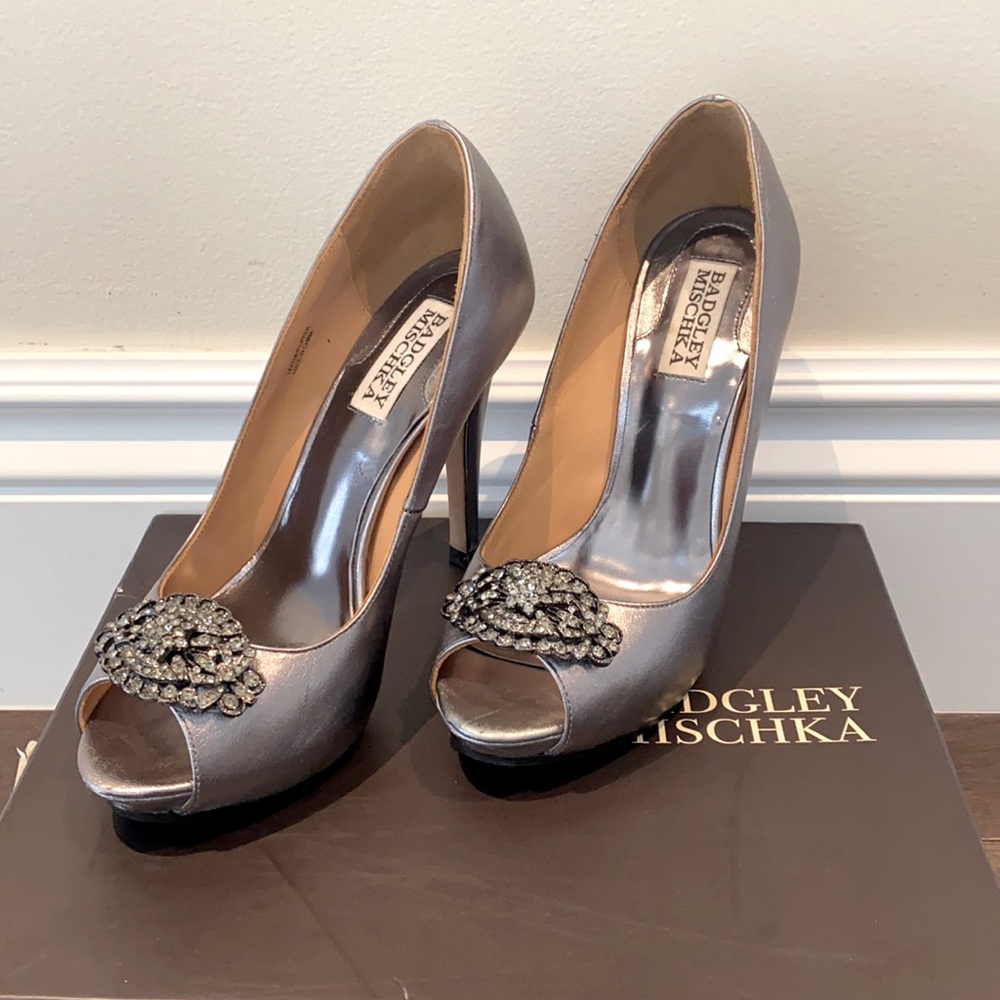 Badgley Mischka Goodie lll Peep Toe Pump High Heels in Pewter Silver - Brand New